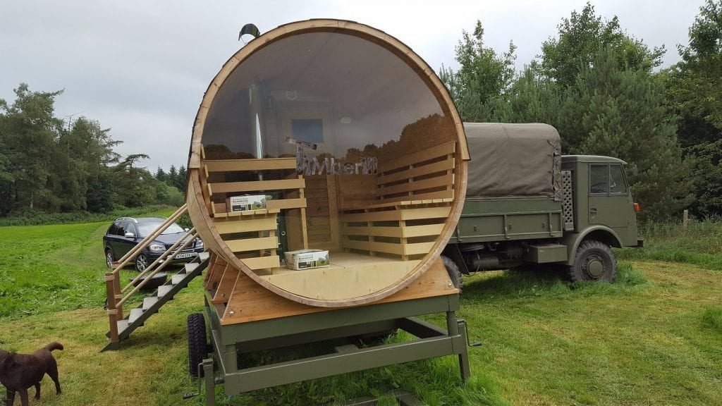 Intérieur d’un sauna tonneau mobile avec bancs latéraux