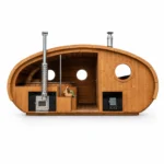 Sauna extérieur en bois 7 Combinaison ovale TimberIN Nordic Hobbiton réunissant sauna et bain nordique, avec intérieur en bois, poêle central, cheminée et zone de bain ouverte sur fond blanc