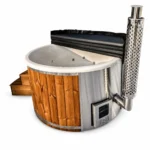 Bain nordique 1 Bain nordique TimberIN Nordic Rojal avec cuve grise en PRV, jets de massage, habillage en thermobois, poêle interne en inox et cheminée sur fond blanc
