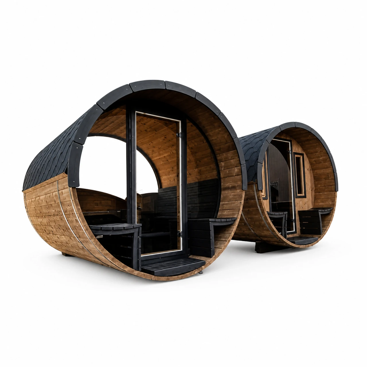 TimberIN Nordic Barrel Panorama™ 1 Sauna tonneau TimberIN Nordic Barrel Panorama, avec coque arrondie en bardeaux foncés et façade panoramique incurvée entièrement vitrée sur fond blanc