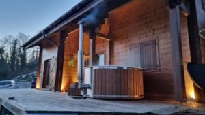 Spa norvégien bois fumant dans un décor nordique en hiver