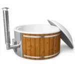 Bain nordique 2 Bain nordique rond TimberIN Nordic Core avec cuve blanche, habillage en thermobois, poêle interne, cheminée en inox et couvercle isolé ouvert sur fond blanc