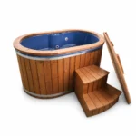 Bain nordique 12 Bain nordique ovale TimberIN Nordic Duo pour deux personnes, avec cuve bleue en PRV, habillage en thermobois, marches et couvercle isolé sur fond blanc