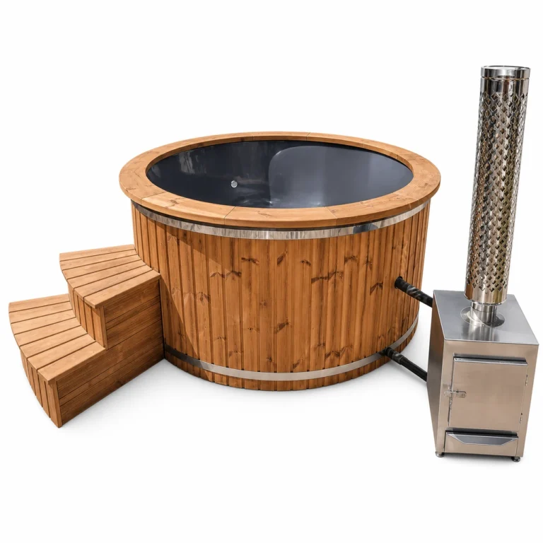 Bain nordique 13 Bain nordique TimberIN Nordic External Comfort sur fond blanc avec cuve ronde, bardage bois, marches et poêle extérieur en inox