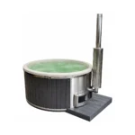 Bain nordique 5 Bain nordique rond TimberIN Nordic Pellet Comfort avec cuve claire, habillage vertical sombre, poêle à granulés intégré et cheminée sur fond blanc