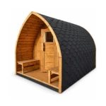 Sauna extérieur en bois 1 Sauna de jardin arqué TimberIN Nordic Pod Custom, avec façade en bois, porte vitrée, bancs d’entrée abrités et toiture en bardeaux noirs sur fond blanc
