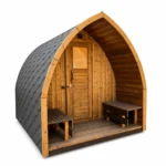 Sauna extérieur en bois 3 Sauna extérieur arqué TimberIN Nordic Pod Porch, avec intérieur en bois, porche couvert, bancs latéraux et toiture en bardeaux foncés sur fond blanc