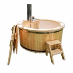 Bain nordique 10 Bain nordique rond TimberIN Nordic Snorkel Compact avec cuve claire, poêle-tuba interne protégé, cheminée haute et marches en bois sur fond blanc