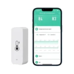 Accessoires pour bains nordiques 12 Thermomètre connecté pour bain nordique, avec capteur sans fil et smartphone affichant la température de l’eau dans l’application sur fond blanc