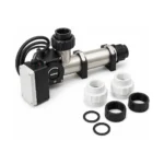 Accessoires pour bains nordiques 1 Réchauffeur électrique en ligne de 6 kW pour bain nordique, avec corps en acier inoxydable, boîtier de commande noir et raccords hydrauliques sur fond blanc