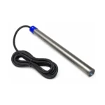Accessoires pour bains nordiques 10 Thermoplongeur antigel de 600 watts pour bain nordique, avec tige fine en acier inoxydable, embout bleu scellé et câble noir sur fond blanc