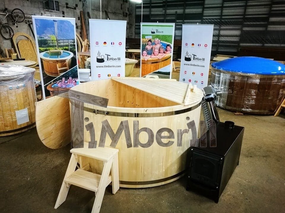 Contacter TimberIN France 2 Bain nordique TimberIN Nordic Wooden Basic exposé dans l’atelier avec marches et produits en arrière-plan
