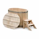 Bain nordique 16 Bain nordique ovale en bois massif TimberIN Nordic Duo Wood pour deux personnes, avec banquettes courbes, marches et couvercle en bois sur fond blanc