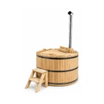 Bain nordique 11 Bain nordique rond TimberIN Nordic Wooden Basic en bois massif clair, avec banquette circulaire, poêle interne protégé, cheminée et marches sur fond blanc