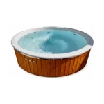 Bain nordique 8 Bain nordique électrique rond TimberIN Nordic Family avec habillage en bois, cuve moulée, large bord supérieur et coffre technique intégré sur fond blanc