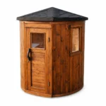 Sauna extérieur 2 Sauna tonneau vertical compact TimberIN Nordic Tower, avec bardage vertical en bois, porte vitrée, fenêtres latérales et toiture en bardeaux sur fond blanc