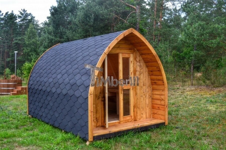 Cabane en bois pour camping et glamping 1 Cabane en bois avec porte vitrée ouverte dans une clairière