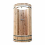 Douche extérieure en bois 1 Douche extérieure cylindrique TimberIN Nordic Shower Barrel en bois, avec porte, cerclages métalliques et pomme de douche supérieure sur fond blanc