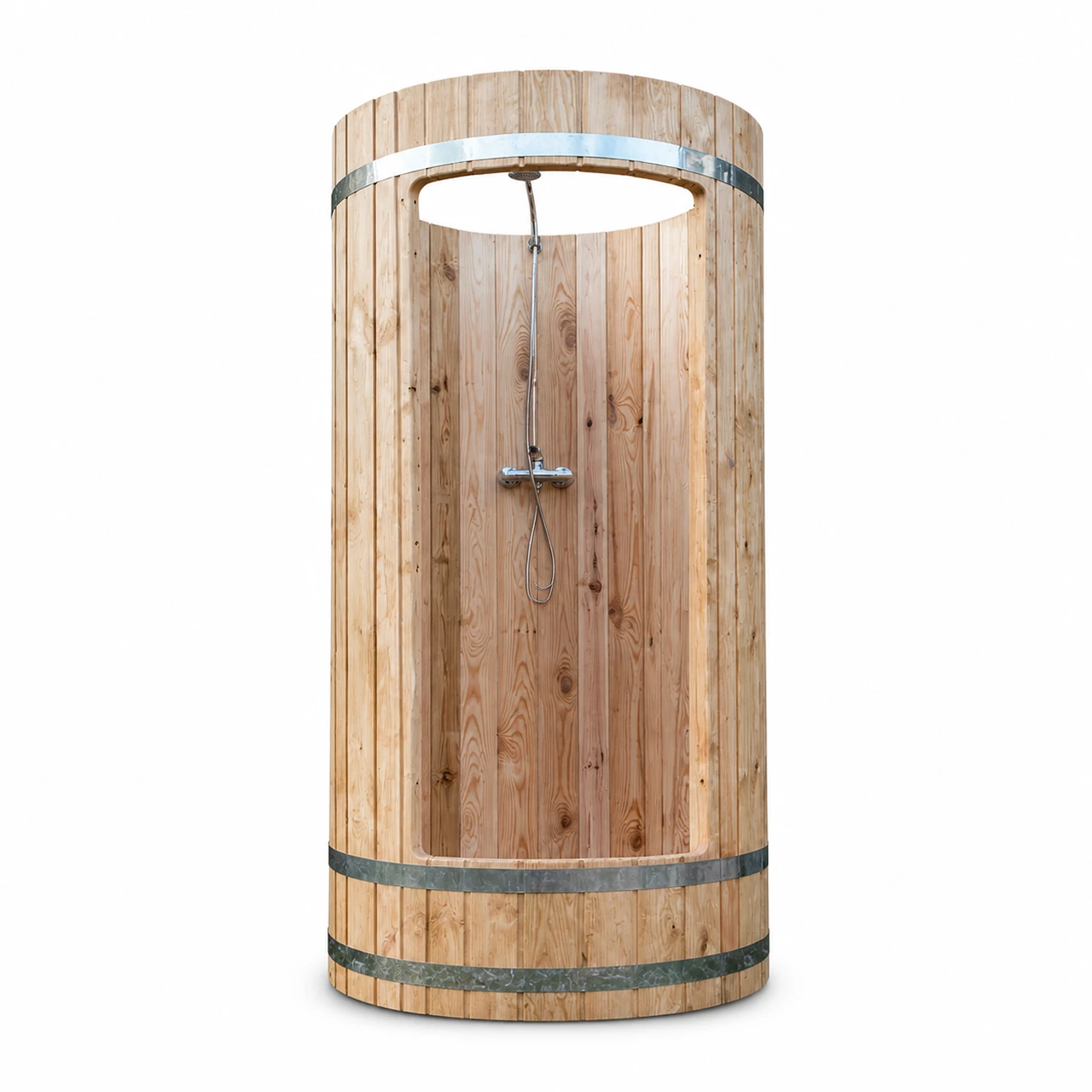 TimberIN Nordic Shower™ Barrel 1 Douche extérieure cylindrique TimberIN Nordic Shower Barrel en bois, avec porte, cerclages métalliques et pomme de douche supérieure sur fond blanc
