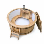 Bain nordique 6 Bain nordique rond TimberIN Nordic Flex avec cuve en polypropylène, banquette en bois, poêle interne protégé, échelle et couvercle en bois sur fond blanc