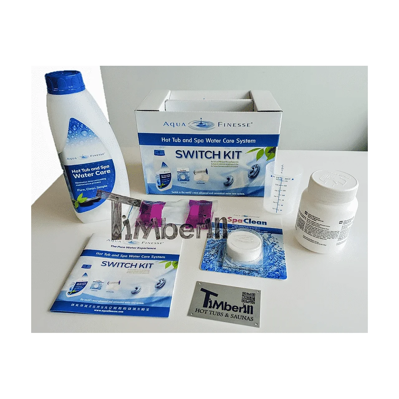 Jeu de l'entretien de l'eau 1 Kit AquaFinesse d’entretien de l’eau pour bain nordique, avec flacons de traitement, bandelettes de test, distributeur et documentation sur fond blanc