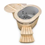 Bain nordique 11 Bain nordique ovale TimberIN Nordic Duo pour deux personnes, avec habillage en bois clair, cuve grise moulée, dossier surélevé, marches et couvercle sur fond blanc