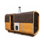 Sauna extérieur en bois 6 Sauna extérieur rectangulaire TimberIN Nordic Square Barrel, avec extrémités arrondies, bardage en bois chaud et toiture en bardeaux foncés sur fond blanc