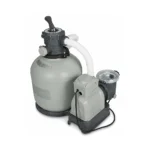 Accessoires pour bains nordiques 8 Système de filtration à sable pour bain nordique, avec cuve filtrante grise, vanne multivoie, pompe de circulation et coffrage en bois sur fond blanc