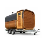 Sauna extérieur 14 Sauna mobile carré TimberIN Nordic Square, avec un toit arrondi, bardage en bois, porte latérale vitrée et remorque à deux essieux sur fond blanc