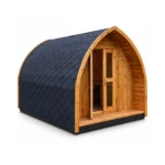 Cabane en bois pour camping et glamping 1 Module de glamping TimberIN Glamp Pod en bois, avec coque arquée, toiture en bardeaux noirs, doubles portes vitrées et petit porche couvert sur fond blanc