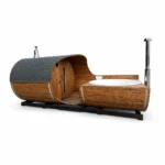 Sauna extérieur 17 Combinaison allongée TimberIN Nordic Barrel Duo avec sauna tonneau, bain nordique attenant, façade en bois et toiture en bardeaux foncés sur fond blanc