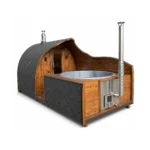 Sauna extérieur 19 Combinaison TimberIN Nordic Pod Duo avec module de sauna arqué et bain nordique carré à cuve grise, poêle intégré et cheminée en inox sur fond blanc