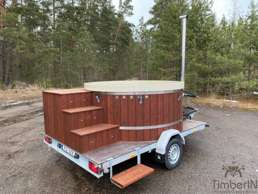 Bain nordique mobile sur remorque 1 Bain nordique avec marches et cheminée installé sur une remorque
