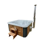 Bain nordique 8 Bain nordique carré TimberIN Nordic Square à cuve acrylique effet marbre blanc, avec habillage en bois et poêle à bois intégré sur fond blanc