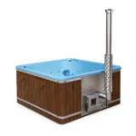 Bain nordique 7 Grand bain nordique carré TimberIN Nordic Elite pour huit personnes, avec cuve bleue moulée, habillage en bois et panneaux latéraux foncés sur fond blanc