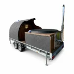 Sauna extérieur 21 Combinaison mobile TimberIN avec sauna en forme de pod et bain nordique ouvert, montée sur remorque et couverte de bardeaux foncés sur fond blanc