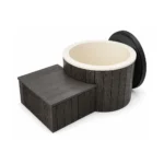 Bain froid rond TimberIN Nordic Ice avec habillage vertical foncé, cuve isolée crème, couvercle noir et marche-coffre assortie sur fond blanc