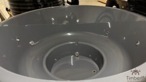 Éclairage LED sous-marin dans un bain nordique, avec d'autres produits TimberIN en arrière-plan