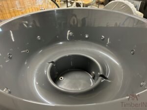 Vue de dessus d’une cuve grise vide équipée de plusieurs spots LED ronds en inox, répartis sous le rebord et autour de l’assise circulaire du bain nordique