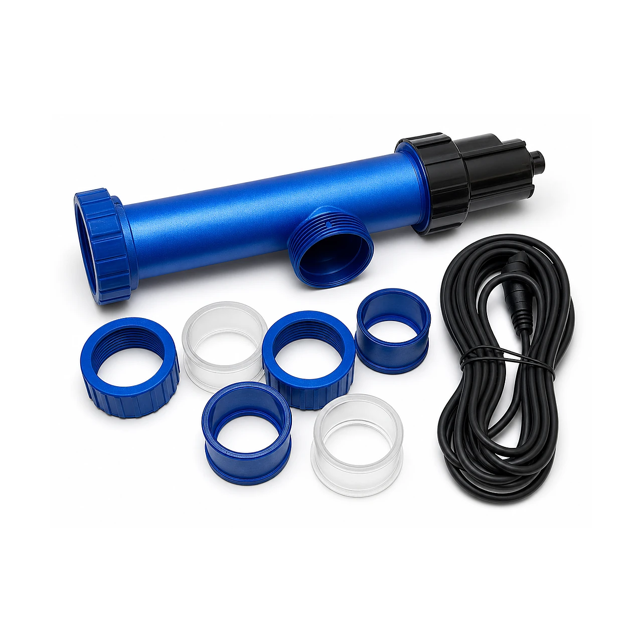 Filtre UV pour bains nordiques et piscines 1 Filtre UV-C tubulaire pour le traitement de l’eau d’un bain nordique, avec corps bleu, boîtier de lampe noir et raccordements d’entrée et de sortie sur fond blanc