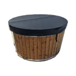 Accessoires pour bains nordiques 7 Bain nordique rond en bois équipé d’un couvercle isolé noir fermé, ajusté au rebord et doté de sangles de sécurité sur fond blanc