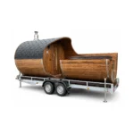 Sauna extérieur 20 Combinaison mobile TimberIN avec sauna tonneau en thermobois et bain nordique attenant, montée sur remorque et couverte de bardeaux foncés sur fond blanc