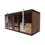 Sauna extérieur en bois 10 Ensemble extérieur modulaire TimberIN Nordic Modular Spa, avec structure sombre, façade en bois, sauna vitré et module de bain nordique couvert sur fond blanc
