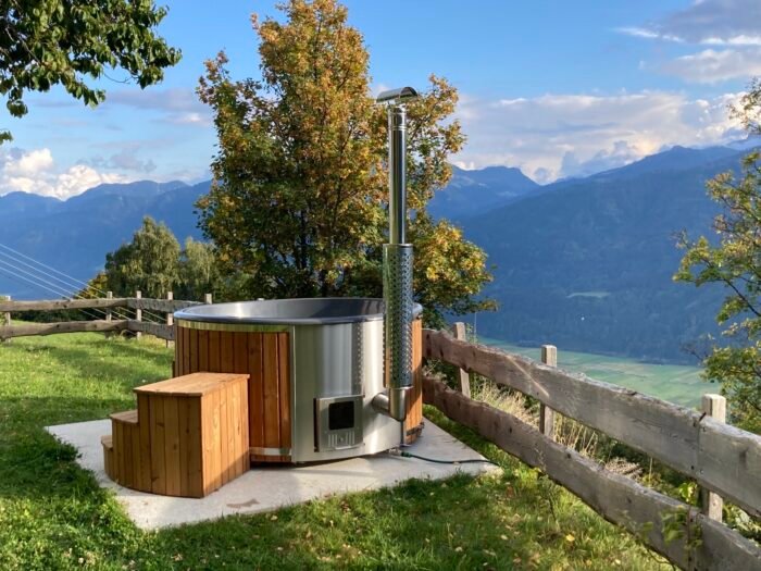 poêle pour bain nordique 7 Bain nordique en bois installé dans un jardin scandinave extérieur