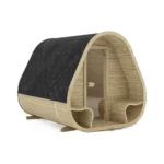 Sauna extérieur en bois 11 Sauna extérieur arqué TimberIN Nordic Arc, avec intérieur en bois clair, coque latérale sombre, porte centrale vitrée et bancs incurvés sur fond blanc