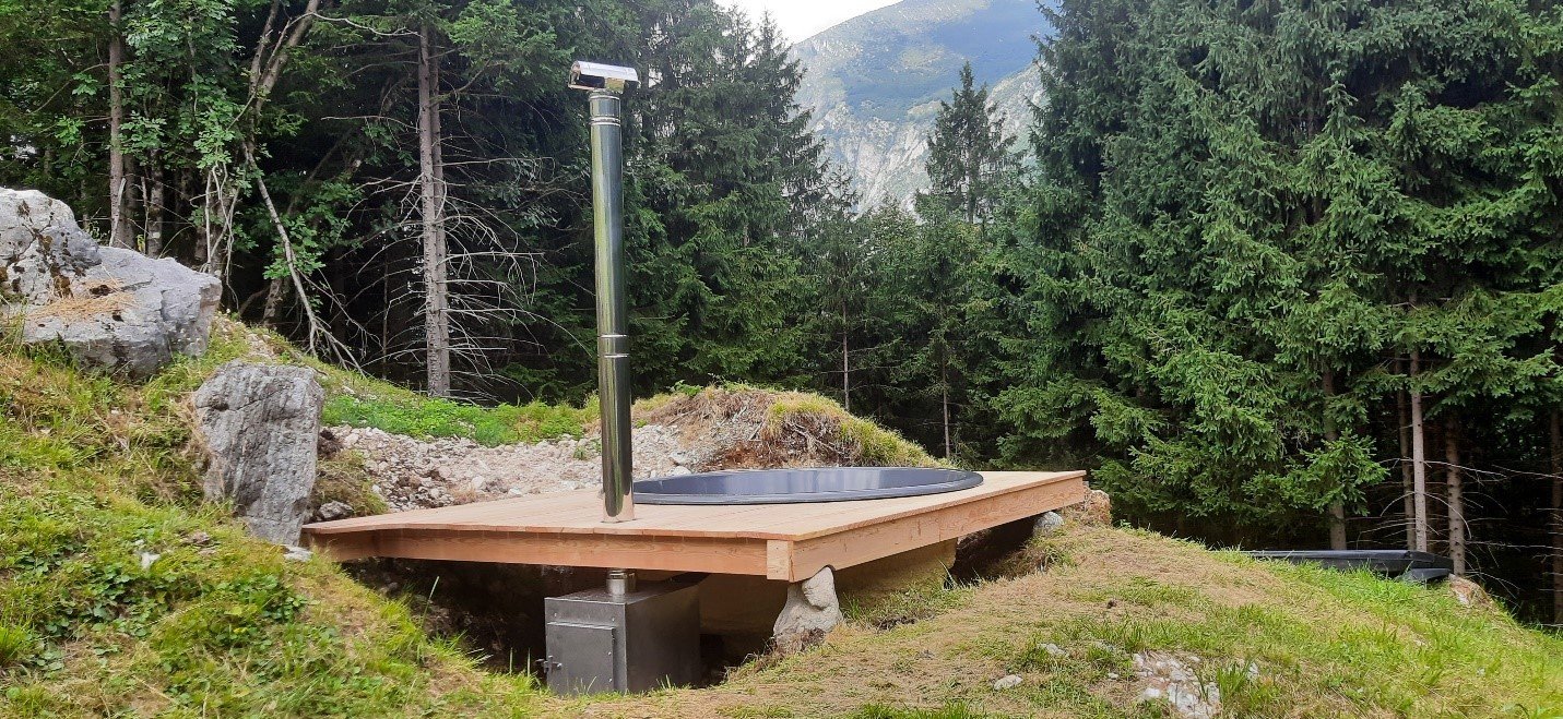 Préparation du terrain pour bain nordique 6 Bain nordique encastré dans une terrasse avec poêle extérieur et accès technique