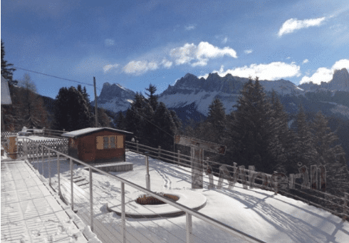 Bain nordique TimberIN couvert dans un jardin enneigé