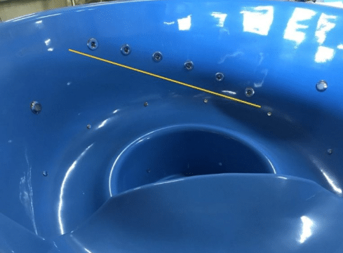 Bain nordique en hiver 2 Buses d’hydromassage alignées dans la paroi bleue d’un bain nordique TimberIN