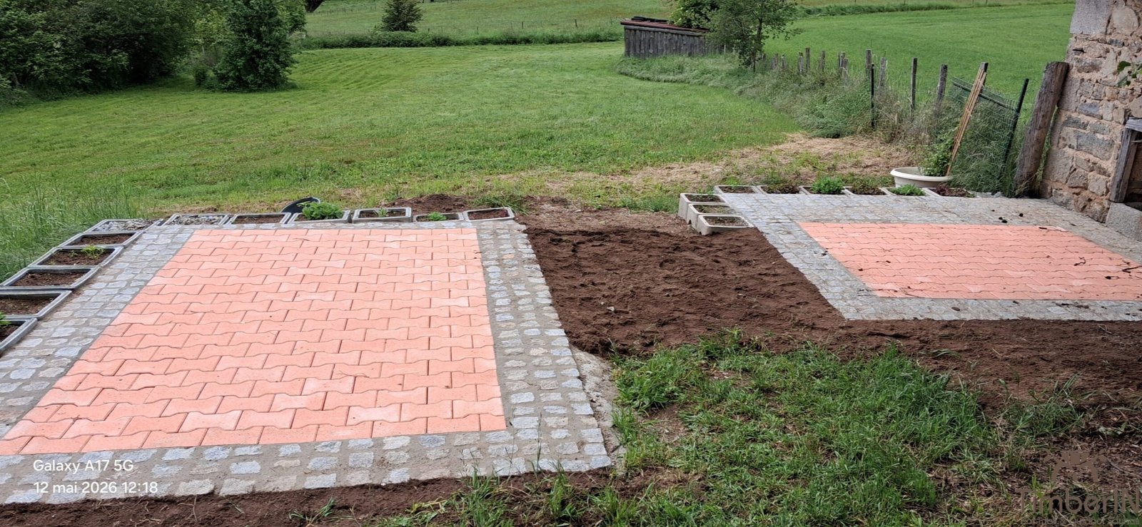 Projet client : préparer deux zones pour un sauna tonneau et un bain nordique 2 Deux surfaces pavées préparées avant la pose d’un sauna et d’un bain nordique TimberIN