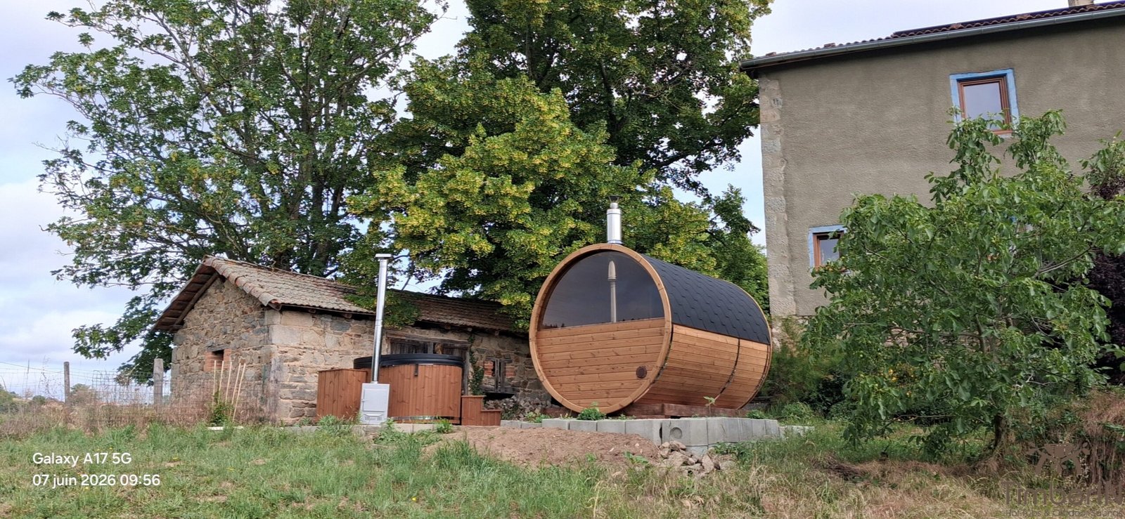 Projet client : préparer deux zones pour un sauna tonneau et un bain nordique 3 Sauna tonneau TimberIN installé avec un bain nordique près d’une maison rurale